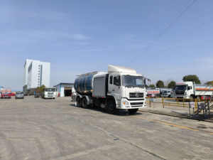 รถบรรทุกเติมน้ำมันเครื่องยนต์ตงฟงเทียนจิน ขับเคลื่อน 4x2 ใหม่ ความจุถัง 15001-30000 ลิตร - Product Image 4