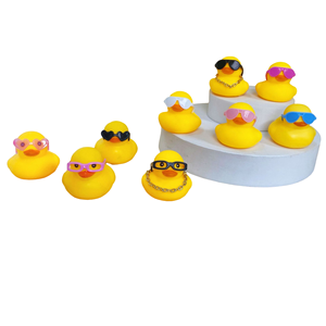 Juguetes de Baño de Goma Personalizados con Forma de Pato, Impresos con Diseños Exclusivos, Mini Patitos de Plástico con Logotipo en Vinilo - Product Image 3