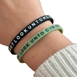 Bracelet en silicone imperméable personnalisé pour les sports de plein air, avec gravure en relief, toutes les couleurs Pantone, promotionnel - Product Image 1