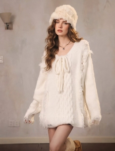 Pull chic à col en V et franges, style bohème, à nouer sur le devant avec détails en pompons. Haut en tricot surdimensionné pour une ambiance hivernale confortable - Product Image 5