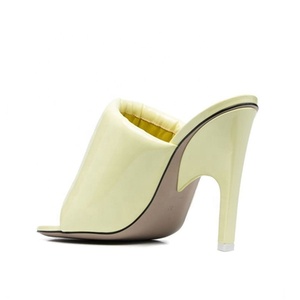 Mules de soirée pour femme à talon aiguille fin, dessus matelassé, en cuir verni brillant, bout carré ouvert - Product Image 6