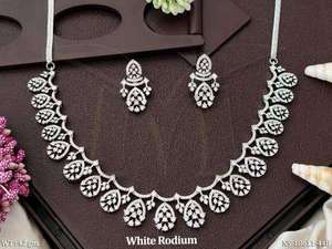 Elegante Juego de Collar con Piedras de Circonita Cúbica y Acabado en Rodio Blanco, Joyería de Diseño Perfecta para Bodas y Eventos Nocturnos - Product Image 2