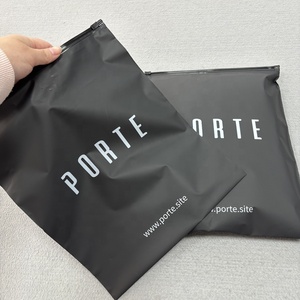 Sacchetti con Cerniera in Polietilene <span class=keywords><strong>Nero</strong></span> Opaco Ecologici con <span class=keywords><strong>Logo</strong></span> Personalizzato, Buste con Chiusura a Zip per Abbigliamento - Product Image 2