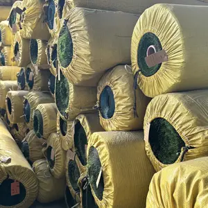 Le vendite dirette della fabbrica del tappeto erboso artificiale del campo di calcio possono essere personalizzate il cortile racchiude il prato
