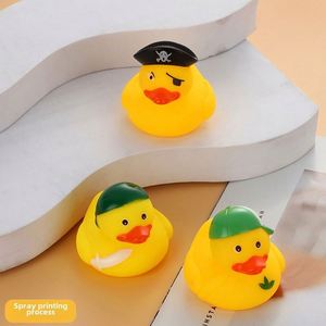 Jouet flottant créatif pour bébé, petit canard jaune qui couine au toucher, en plastique et PVC durables pour le bain - Product Image 3