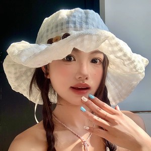 Sombrero de pescador estilo coreano a cuadros con botones y borde plisado para mujer, transpirable, con protección solar, de ala ancha, para primavera y verano. - Product Image 1