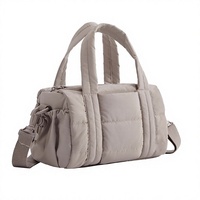 Sac de sport mini-duffel matelassé en nylon pour femme avec fermeture éclair, bandoulière amovible et porté épaule/croisé, en stock