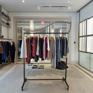 Moderno y Elegante Tendedero de Acero con Forma de Ola, Plegable y Portátil, Soporte de Exhibición de Pie para Centros Comerciales y Tiendas de Ropa - Product Image 4
