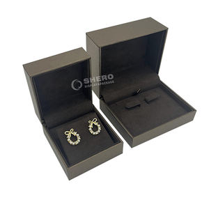 Caja de imitación de cuero PU negra al por mayor, nuevo estilo, con logotipo personalizado, para anillos, colgantes, pulseras, brazaletes, collares y joyas. - Product Image 6