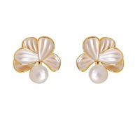 Boucles d'oreilles rétro françaises haut de gamme, fleur blanche simple avec perle et diamant, polyvalentes pour le quotidien, plaquées or