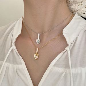Collier pendentif flèche en zircone 5A en argent S925 de Dylam Fashion Jewelry Manufacturer pour femmes, bijou unique - Product Image 2