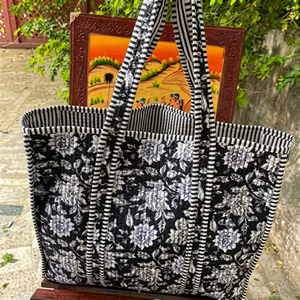 Sac fourre-tout matelassé en coton imprimé au blocs traditionnel indien avec pochette à cosmétiques assortie pour femmes, idéal pour l'université, la plage et le quotidien - Product Image 1