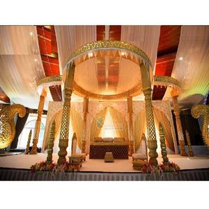 Magnifique Mandap de mariage en fibres, design traditionnel avec piliers dorés – Achetez des Mandaps ronds pour mariages en intérieur - Product Image 1