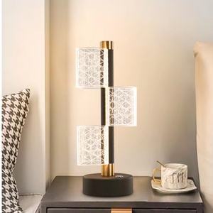 Lampe de table décorative compacte et exquise pour chambre à coucher, magnifique lampe de table LED en acrylique noir et or pour salon et canapé - Product Image 6