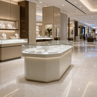 Vitrine murale haut de gamme en verre avec éclairage LED, style palais français, dorée et sculptée, pour la présentation de bijoux fins
