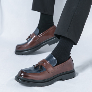 Zapatos de Vestir para Hombre con Parte Superior en Azul Marino y Marrón Contrastantes, que Ofrecen un Atractivo Contemporáneo, Mocasines con Borlas - Product Image 3