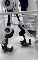 Exosquelette robotique médical / à usage domestique pour la marche et la position debout, destiné à la rééducation des membres inférieurs