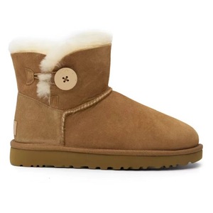 Botas de nieve de piel de oveja para mujer, de una pieza, con botón de madera, modelo 3352, clásicas, de caña baja y forro de lana. - Product Image 5