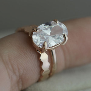Elegante anello con pietra ovale per donna, design con intarsi scintillanti, gioielli minimalisti alla moda - Product Image 6