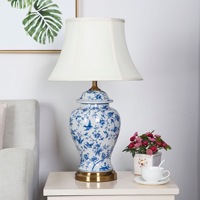 Lampe de table en porcelaine chinoise au meilleur prix, forme de fleur bleue et blanche, en vente