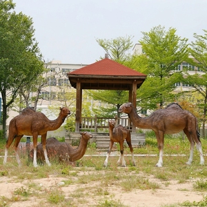 Statua Personalizzata Dipinta a Mano in Resina FRP, Set Famiglia di Cammelli per Decorazione di Parchi a Tema e Zoo - Product Image 1
