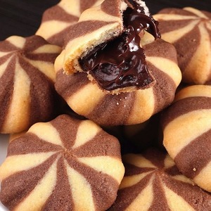 Galletas <span class=keywords><strong>de</strong></span> <span class=keywords><strong>chocolate</strong></span> rellenas <span class=keywords><strong>de</strong></span> cacao al por mayor OEM, galletas <span class=keywords><strong>de</strong></span> <span class=keywords><strong>chocolate</strong></span> con vainilla en espiral, galletas crujientes a granel, snack. - Product Image 2
