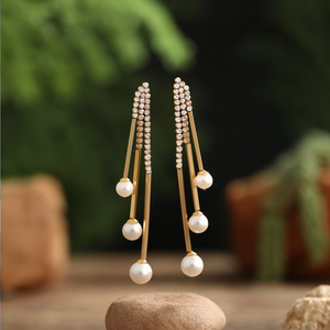 Boucles d'oreilles pendantes tendance en acier inoxydable 316L plaqué or PVD avec perles, longues et imposantes - Product Image 3