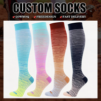 Chaussettes de sport à compression couleur dégradée avec logo sur le bord et le bas, vente en gros OEM pour enfants et jeunes, course à pied et cyclisme