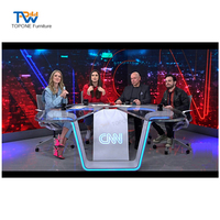 Table de diffusion blanche personnalisée de grande taille pour équipement de radiodiffusion et de télévision, bureau de journal télévisé triangulaire en pierre artificielle