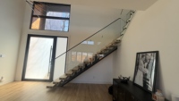 Escalier en bois massif sur mesure CBMmart, droit et en forme de L, pour projets de construction de maisons et villas modernes