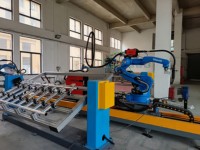 Station robotique industrielle programmable et flexible pour les opérations de soudage sur mesure de portes et fenêtres en alliage d'aluminium