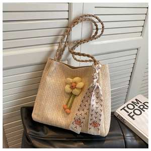 Bolso de hombro de paja tejido a mano para mujer, moderno y de moda para la playa. - Product Image 1