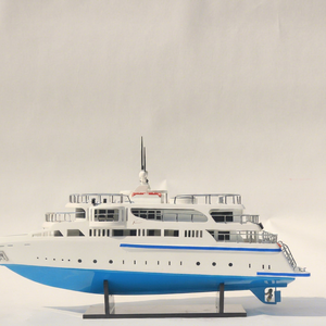 Yacht en bois Karma Fushi fait main - Modèle de bateau de croisière de luxe moderne des Maldives pour la décoration de la maison ou du bureau - Product Image 1