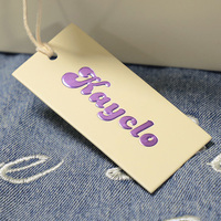 Benutzer definierte Tags Markenlogo Papier hängen Tags Kleidungs stücke Lila Gold geprägtes Stereo-Logo Kleidung Papier hängen Tags Etiketten zum Verpacken
