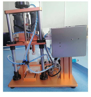 Machine automatique de capsulage à quatre roues pour bouchons à vis et bouchons à gâchette