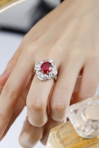 แหวนแต่งงานวินเทจแพลตตินั่ม PT950 จาก Lanphear Jewelry ประดับด้วยทับทิมรูปไข่ที่เพาะเลี้ยงในห้องปฏิบัติการและ<span class=keywords><strong>เพชร</strong></span>เจียระไนหลากหลายรูปแบบ - Product Image 5