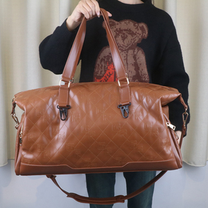 Sac de voyage personnalisé pour homme en cuir PU, style sport, imperméable, avec fermeture éclair, conçu pour les voyages de week-end et les séjours d'une nuit - Product Image 1