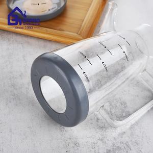 キッチンオイルボトル注ぐシリコン底ホウケイ酸水差しライトとハンドエンドオリーブオイルボトルスケールライン付き中国オイルカン - Product Image 3