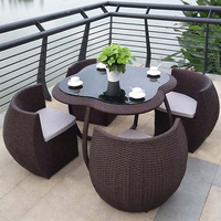 Chaise et table en rotin PE en bois et métal au design moderne, style peu encombrant pour hôtels, patios, jardins au bord de la piscine