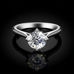 Anillo de Compromiso Clásico para Mujer en Plata 925 con Moissanita, Corte Brillante Redondo, Engaste de Garras - Product Image 2