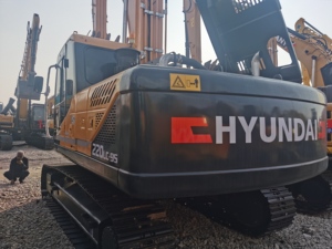 Excavatrice lourde Hyundai 220LC-9S d'occasion, 22 tonnes, neuve, sur chenilles, avec pompe à engrenages et roulement, modèle 2023 - Product Image 5