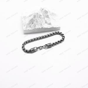 Pulsera de Cadena de Eslabones de Acero Inoxidable para Hombre con Cierre de Patrón Grabado, Joyería Resistente de Estilo Retro Gótico Punk Biker, Regalo - Product Image 4