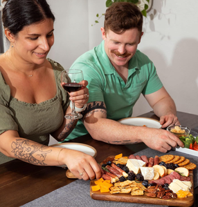 เขียงไม้อะคาเซียทนทานสำหรับเสิร์ฟพร้อมด้ามจับจบสไตล์ลายไม้เกรดคุณภาพสำหรับโชว์ชีสและเนื้อสัตว์ - Product Image 5