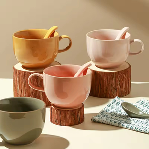 แก้วกาแฟเซรามิคลายการ์ตูนทันสมัยสไตล์หรูหราเบาๆ ขนาด 630 มล. สีและโลโก้ปรับแต่งได้ ใช้ในงานปาร์ตี้หรือที่บ้าน ใช้กับไมโครเวฟและเครื่องล้างจานได้ - Product Image 1