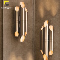 Applique murale LED post-moderne de style nordique avec structure en acier inoxydable pour l'éclairage des couloirs, escaliers et entrées
