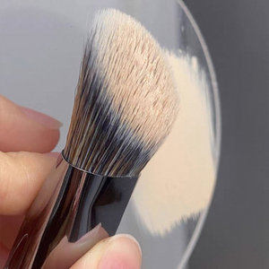 Brocha de Maquillaje Profesional de Alta Calidad con Logotipo Personalizado al por Mayor, Brocha para Base de Maquillaje Ancha, Curvada e Inclinada - Product Image 6