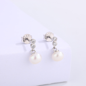 Élégantes boucles d'oreilles clous en cuivre avec perles d'eau douce et zircon, bijoux pour femme, cadeau de mariage ou de mariée - Product Image 2