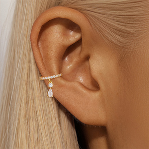 Pendiente de Oreja Clásico de Plata de Ley S925, Acabado Liso, Diseño Minimalista Atemporal - Product Image 1