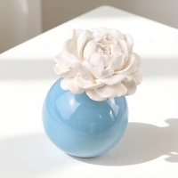 Diffuseur de parfum d'ambiance artisanal en porcelaine, motif fleur de jasmin, avec huiles essentielles et bâtonnets en céramique