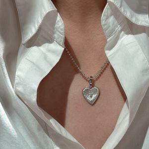 Pendentif en argent pur S925, cœur brossé à l'italienne, design de luxe médiéval, bijou de niche léger, cool, doux, premier composant - Product Image 2